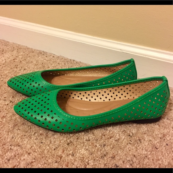 Green diamond perforated flats - Picture 1 of 2